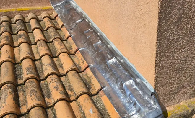 Intervention en couverture à Vendres : reprise de scellement et création de solins sur mesure par FAZ Concept, Sérignan, FAZ Concept