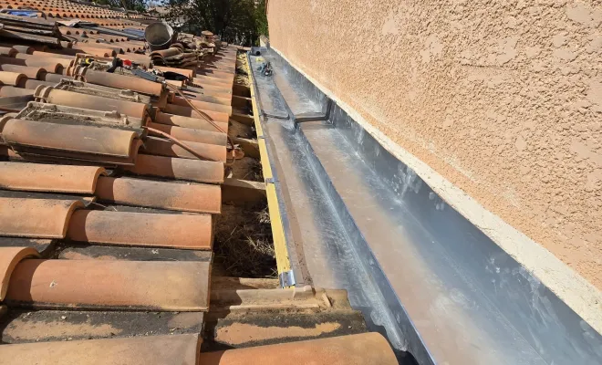 Remplacement d'un cheneau en zinc afin de garantir une évacuation de toiture à Valras, Sérignan, FAZ Concept