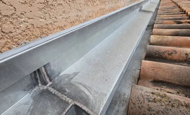 Remplacement d'un cheneau en zinc afin de garantir une évacuation de toiture à Valras, Sérignan, FAZ Concept