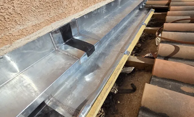 Remplacement d'un cheneau en zinc afin de garantir une évacuation de toiture à Valras, Sérignan, FAZ Concept