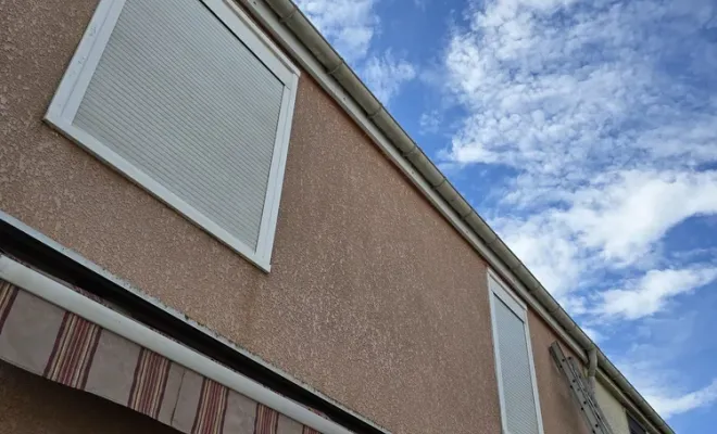 Remplacement d'une planche d'égout en bois par une en PVC blanc à Sérignan, Sérignan, FAZ Concept