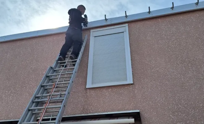 Remplacement d'une planche d'égout en bois par une en PVC blanc à Sérignan, Sérignan, FAZ Concept