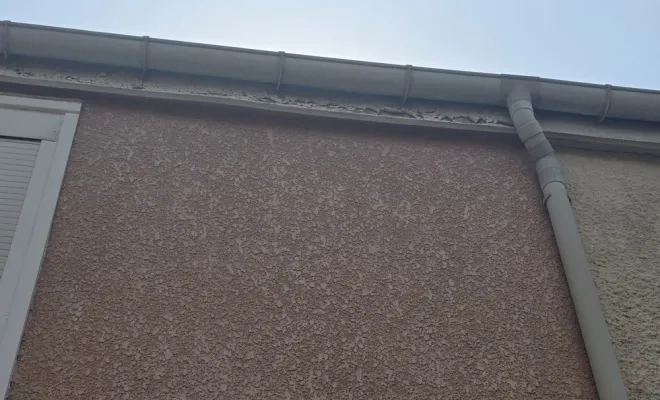 Remplacement d'une planche d'égout en bois par une en PVC blanc à Sérignan, Sérignan, FAZ Concept