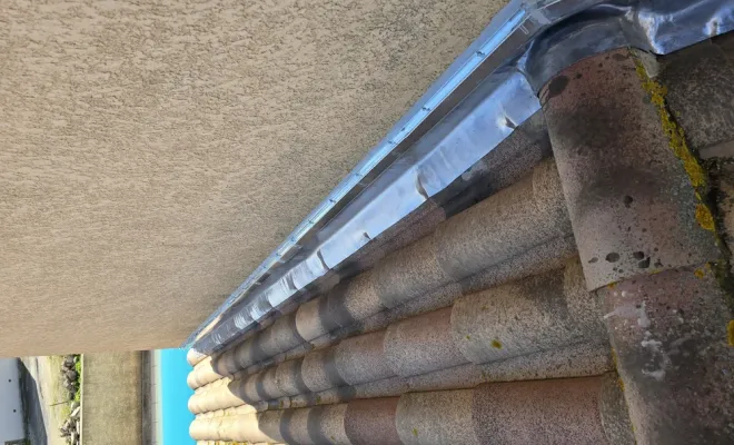 Rénovation des solins en plomb et démoussage de toiture à Lespignan, Sérignan, FAZ Concept