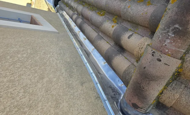 Rénovation des solins en plomb et démoussage de toiture à Lespignan, Sérignan, FAZ Concept