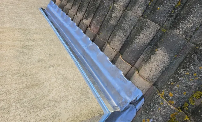 Rénovation des solins en plomb et démoussage de toiture à Lespignan, Sérignan, FAZ Concept