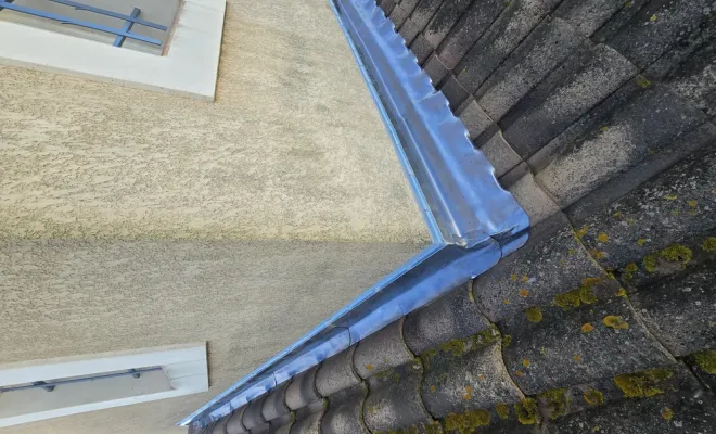 Rénovation des solins en plomb et démoussage de toiture à Lespignan, Sérignan, FAZ Concept